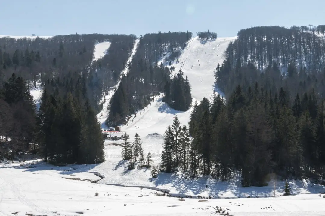 View of the red and blue Goulet slopes of the Bresse-Hohneck station