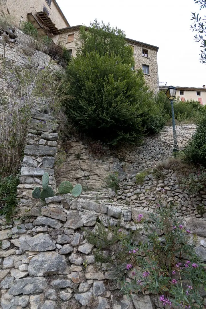 village alley montbrun-les-bains
